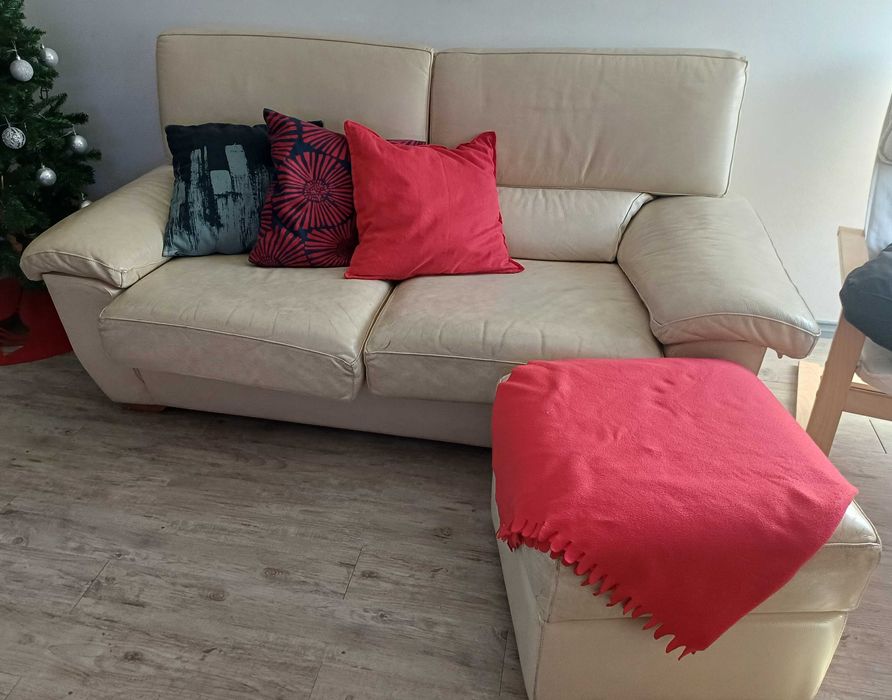 Sofá em couro com repousa pés