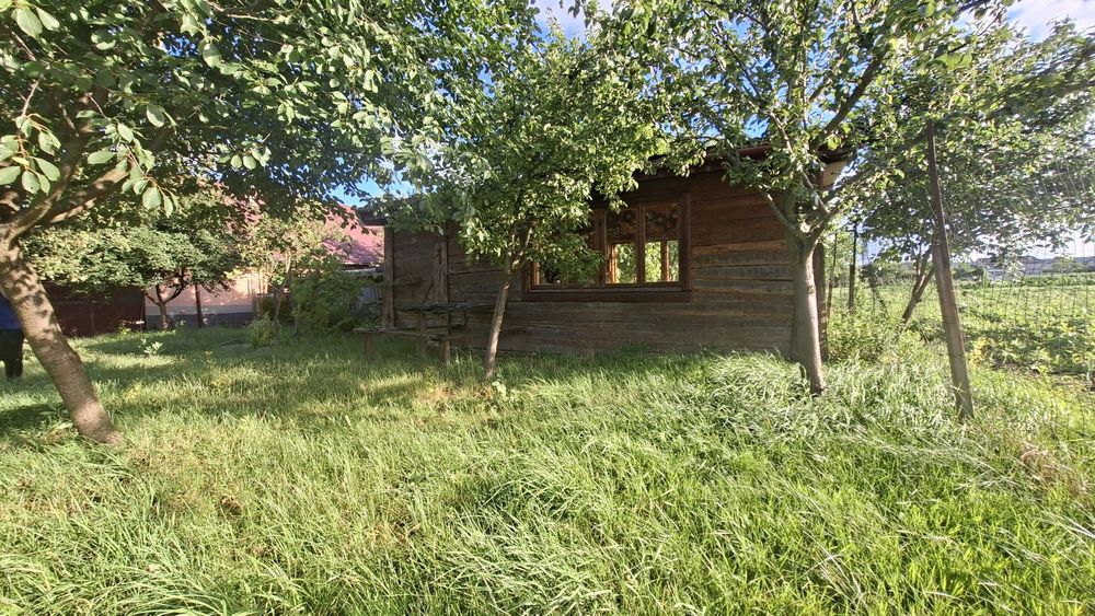 Продаж просторого будинку у передмісті  Івано-Франківська . Площа 235 м2. Земельна ділянка 25 соток. 2 Гаражі . Басейн. Комунікації. 15 км до міста