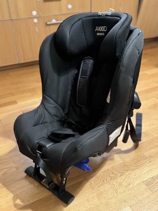Fotelik samochodowy Axkid Minikid 2.0 Rwf Black 9-25Kg