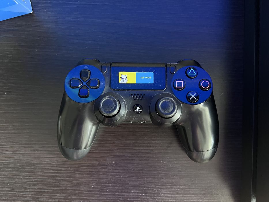 Продам PS4 1TB з трьома джойстиками
