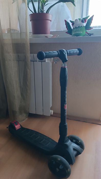 Дитячий трьохколісний самокат