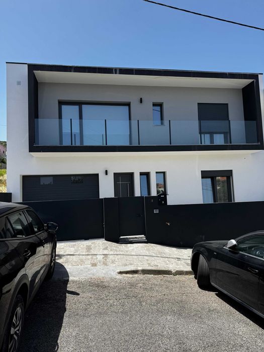 Quarto c/ Cama de Casal e Varanda em T3 a Estrear – Loures (Bairro da Vitória) - Perto Hospital Beatriz Ângelo