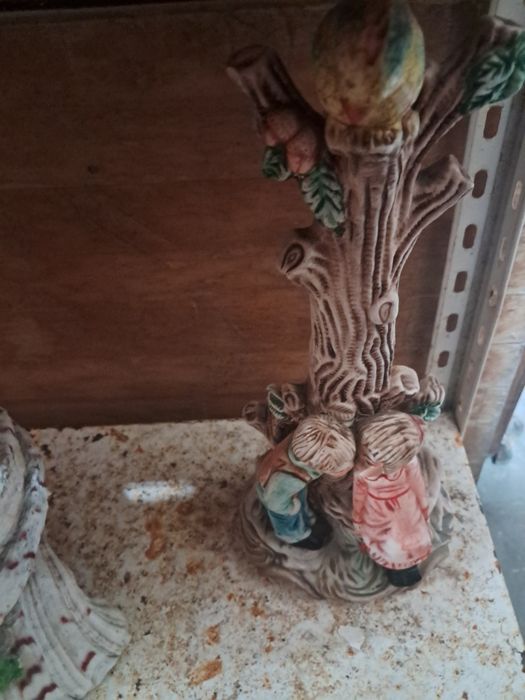 Estatueta meninos no tronco