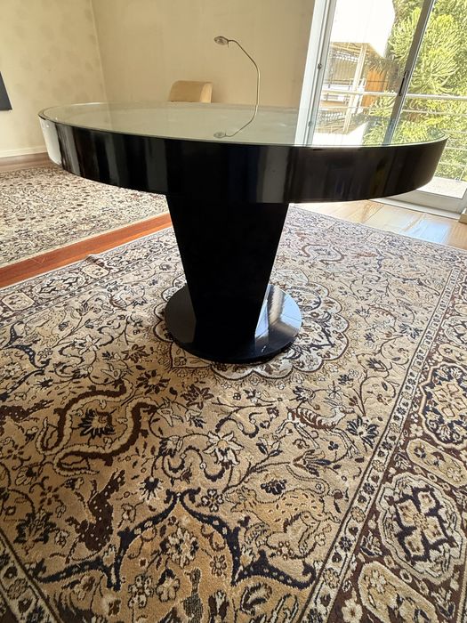 Mesa Redonda lacada preto brilho com tampo de vidro
