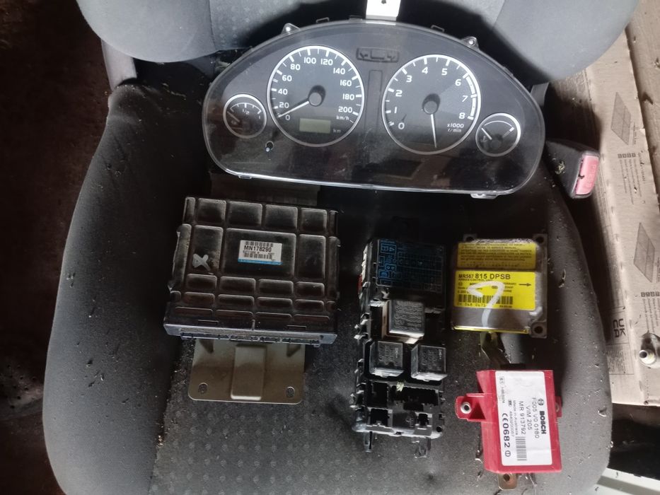 Б/У Панель приладів mitsubishi space star 1.6 2001-2005 оригінал