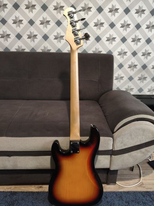 Gitara Basowa sprzedaje