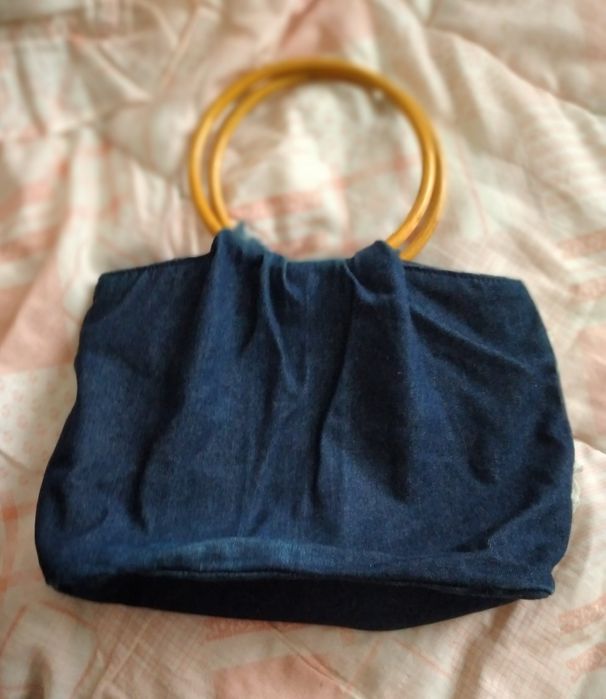 Carteira de ganga com aplicações de bambu