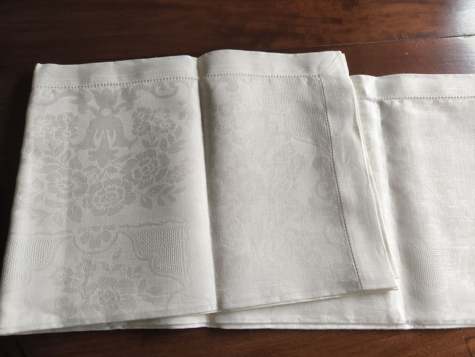 Toalha de mesa (240x140) 100% linho com 12 guardanapos.