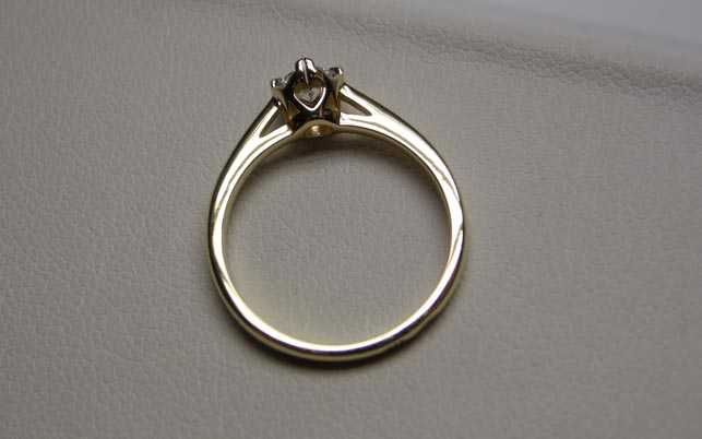 Apart złoty pierścionek z diamentem brylant 0,23 ct.