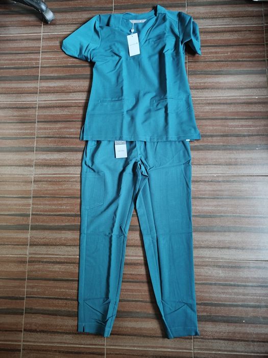 Komplet odzież medyczna deep green rozmiar L. Scrubs medyczny Medhoodie ciemny zielony  bluza i spodnie. Nowy komplet medyczny