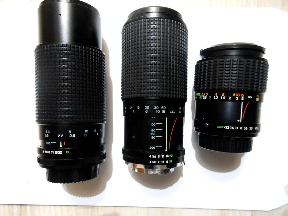 Kolekcja trzech japońskich teleobiektywów.