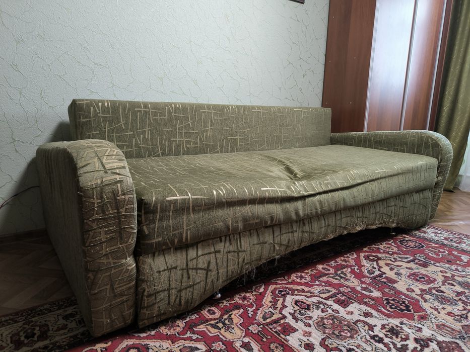 Диван розкладний з пружинним механізмом і деревʼяним каркасом