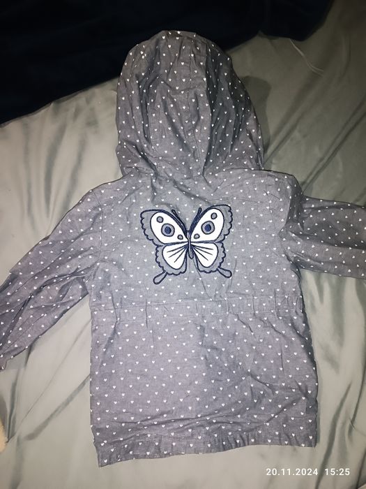 Легка курточка на дівчинку, в хорошому стані, р80.