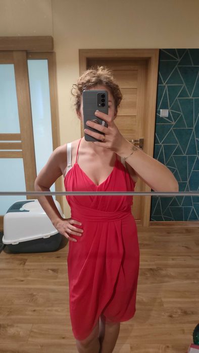 Delikatna różowa sukienka Reserved