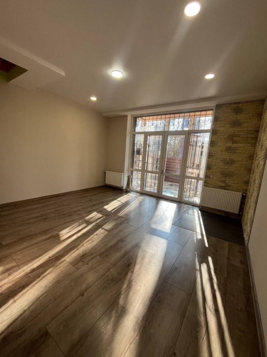 Таунхаус із ремонтом та центральними комунікаціями!