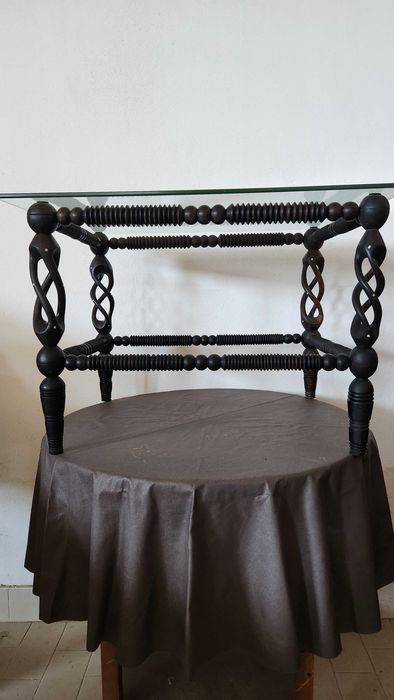 Mesa de apoio em Pau Preto com Tampo em vidro