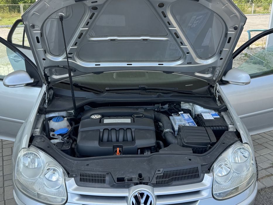 Свіжопригнанний VW GOLF 5 1.6 MPI з Німеччини