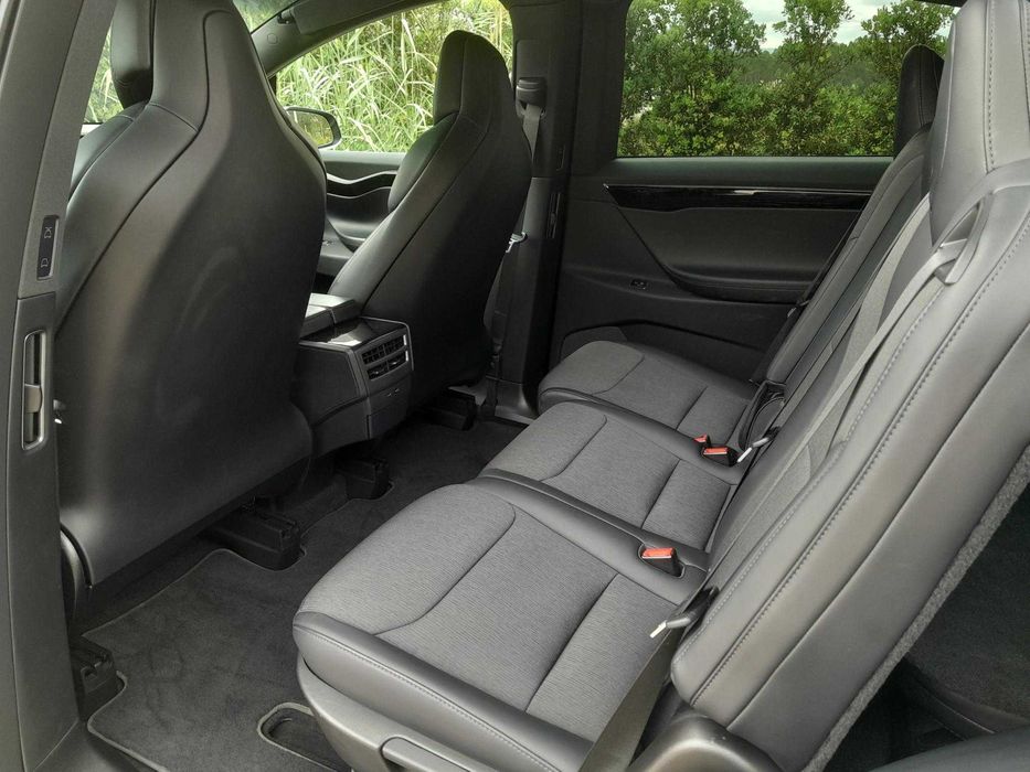 Tesla Model X - 386 CV de pura eletricidade e estilo