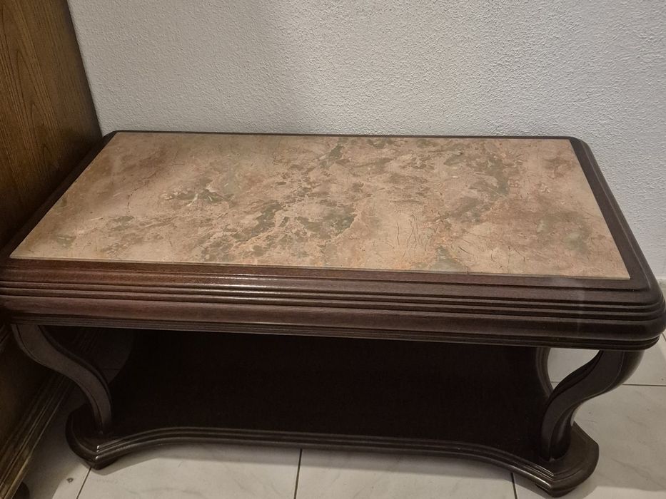 Mesa de centro em madeira com tampo em pedra — elegante e robusta