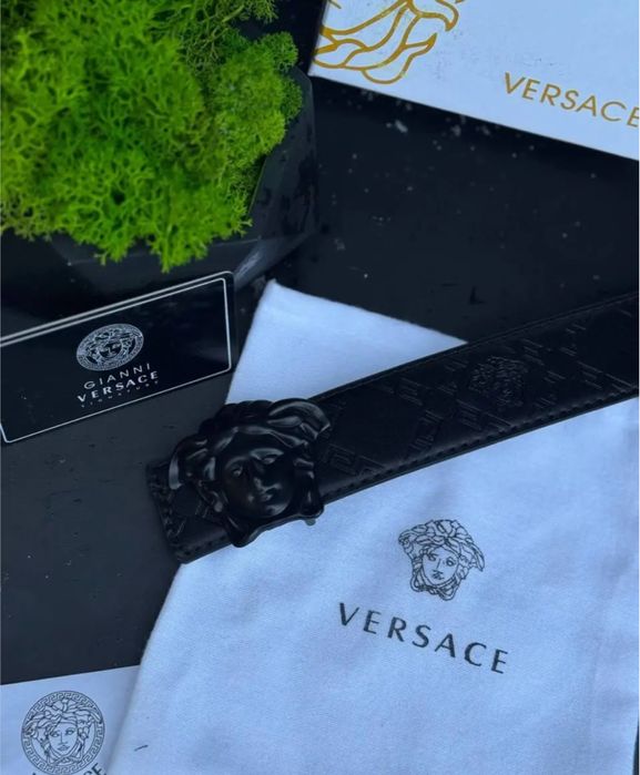 Ремінь Versace.