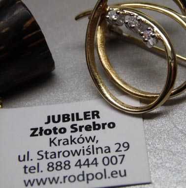 Złota broszka z diamentami pleciona ozdoba.