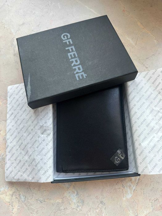 Męski portfel marki GF Ferré - wizitówka