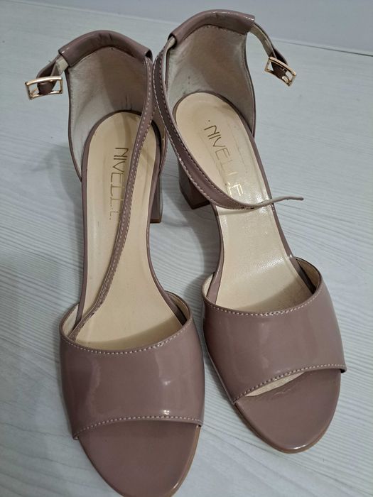 Туфлі   - босоніжки.