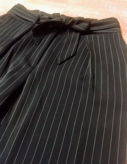 Eleganckie granatowe spodnie w paski