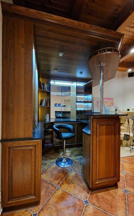 Stylowy drewniany barek z kamiennym blatem