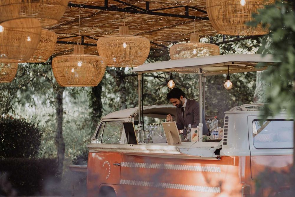 Carrinha pão-de-forma VW T2 1975 - o bar perfeito para as tuas festas!