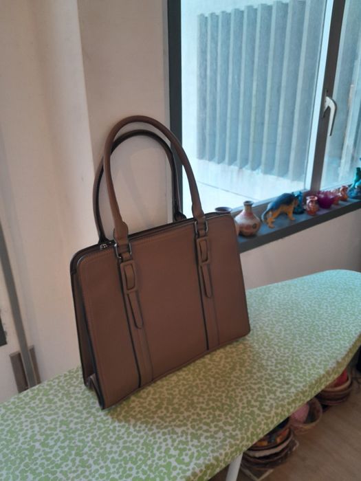 Vendo Mala de Senhora muito bonita como nova