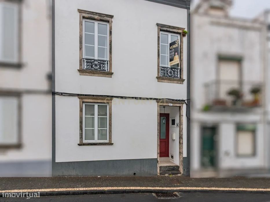 Casa Renovada com Vista para a Cidade em Ponta Delgada