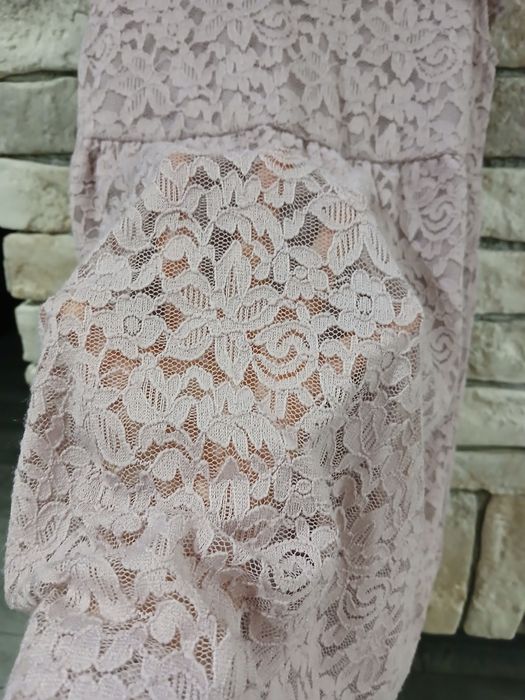 Koronkowa sukienka r. 140