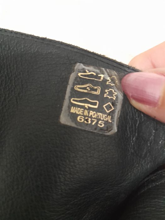 Botas em pele pretas de cano alto, marca Pataugas