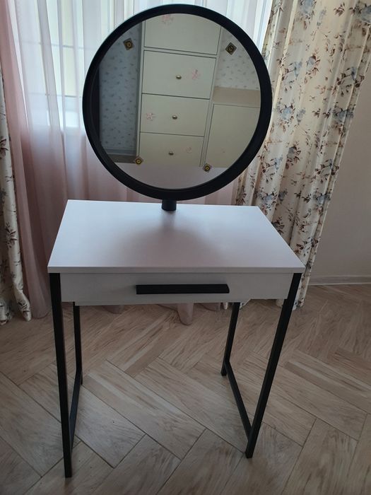 Стол с зеркалом для бровиста,вийзажиста.