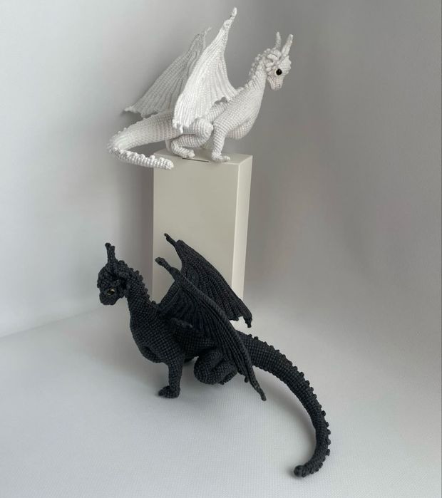 Дракон звʼязаний гачком, гарно тримає форму за рахунок  каркасу