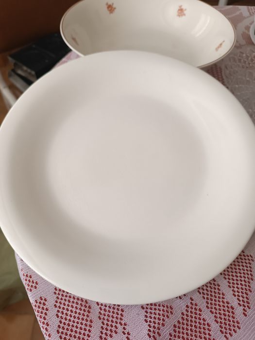 Vários pratos usados