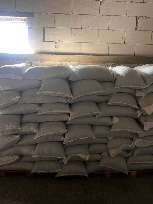 Кормові добавки, премікси, жом, соєва макуха