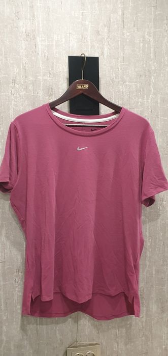 Футболка женская  Nike выполнена из дышащей ткани Dri-FIT. XL
