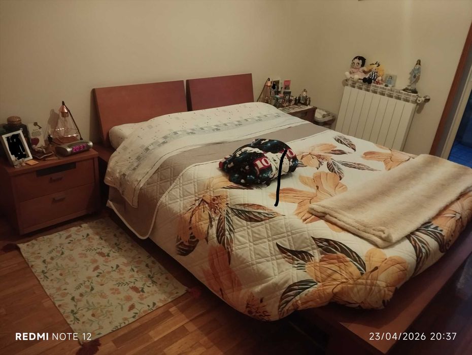 Mobíliario quarto casal em madeira .Cama, mesas de cabeceira, cómoda e espelho