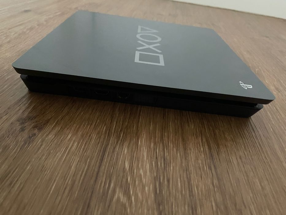 Playstation 4 ediçao especial usado com 2 contoles