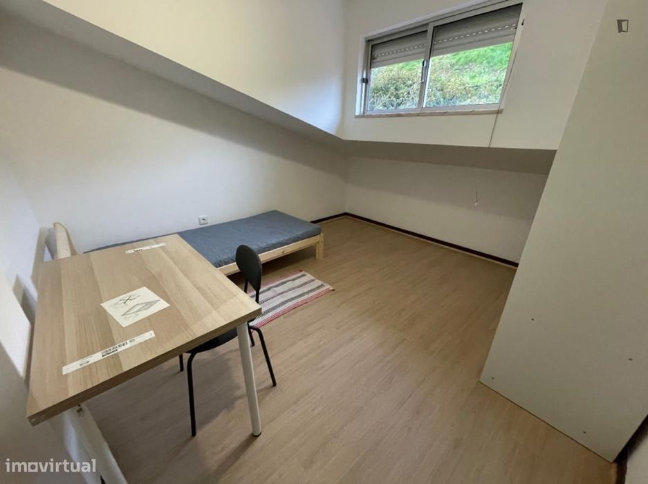 Quarto - localizado em Alta de Santa Clara Coimbra