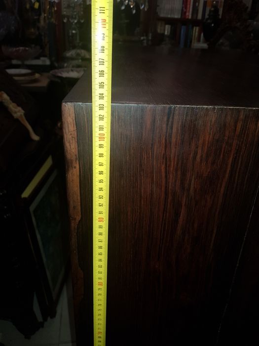 Imponente comoda em madeira de pau santo