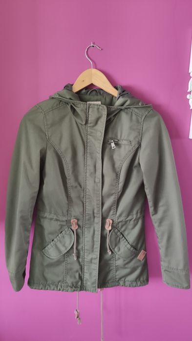 Zielona kurtka z kapturem