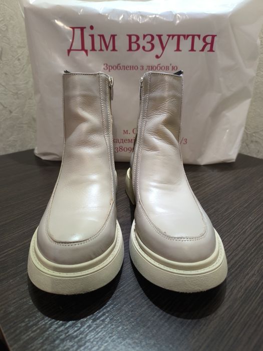 Продам женские ботинки
