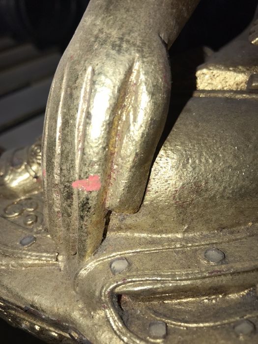 Buda antigo em madeira talhada e em folha de ouro