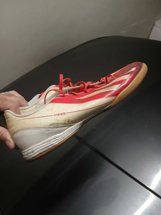 Chuteira adidas usada.