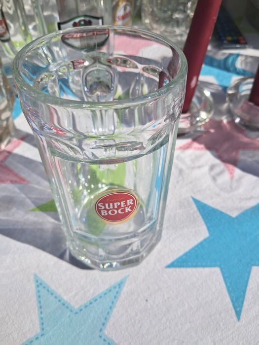 Varias canecas de cerveja