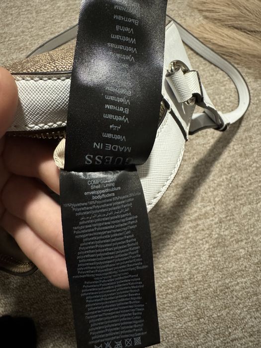 Torebka crossbody Guess Kamryn brązowa biała