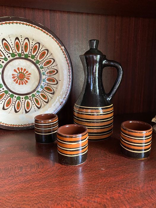 Посуд: тарілки, кувшин, чарочки, статуетки